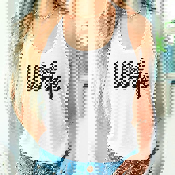 【Wife】妻 嫁 奥さん シンプル おしゃれ 英語 英文字 夫婦お揃い 結婚祝い カップル ペアルック おもしろ ペア レディースタンクトップ 彼女への贈り物