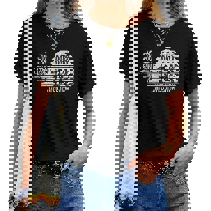 80歳の誕生日 メンズギフト 80歳 女性用 80年 8月 1943 レディースTシャツ