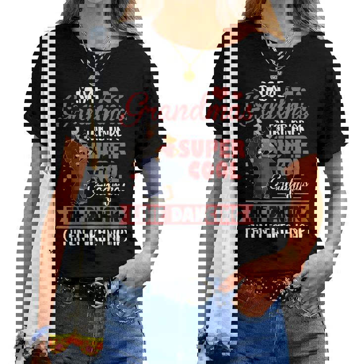 Algunas Abuelas Tomaniestas Cool Grandmas Go Line Dancing Camiseta de mujer