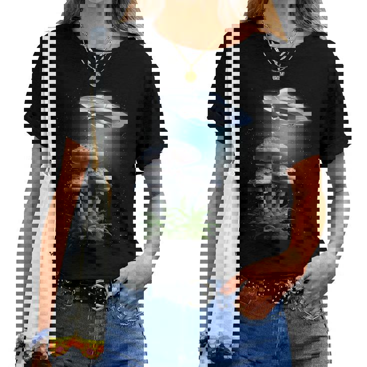 Ufo Hovering Over Weird Mushroomsci-Fi Magichrooms レディースTシャツ