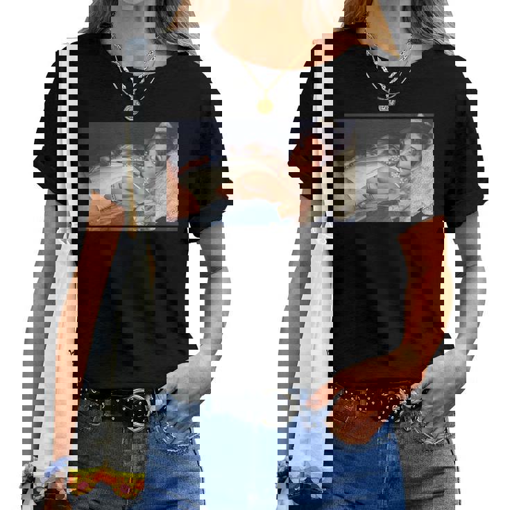 Girl On It 「ソファの上のセクシーなビキニモデル」 レディースTシャツ