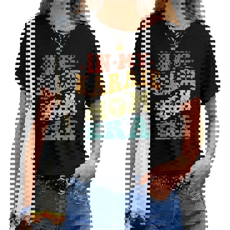 In My Karate Mom Era 面白い 空手 ママ ヴィンテージ 母の日 レディースTシャツ