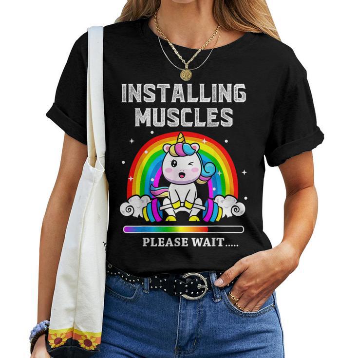 Instalación Del Entrenamiento De Levantamiento De Pesas Muscles Unicorn Rainbow Camiseta de mujer