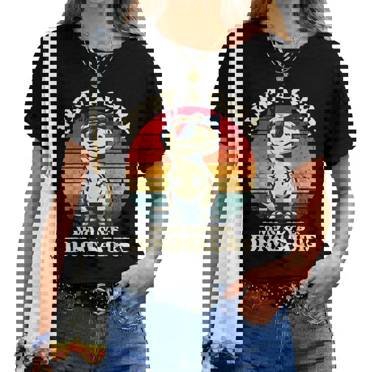 Just A Girl Who Loves Dinosaurs おもしろレトロ恐竜 T-Rex レディースTシャツ