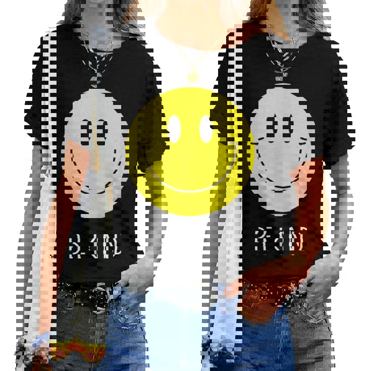 Be Kind かわいい イエロー スマイル フェイス シャツ スマイル フェイス ハピネス レディースTシャツ