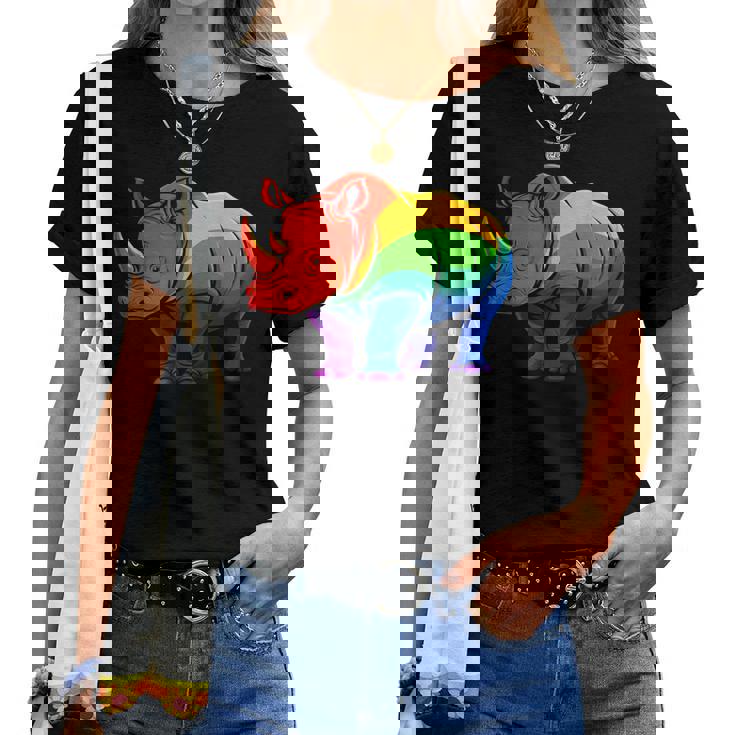 Lgbt 力強い虹色のサイ Rainbow Rhinoceros Graphic レディースTシャツ