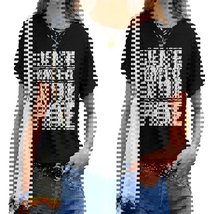 Live In The Moment Not On Your Phone Health Wellness レディースTシャツ