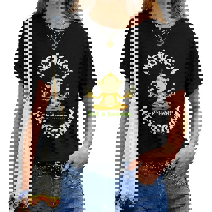 Monkey Never Cramp Eat A Banana レディースTシャツ
