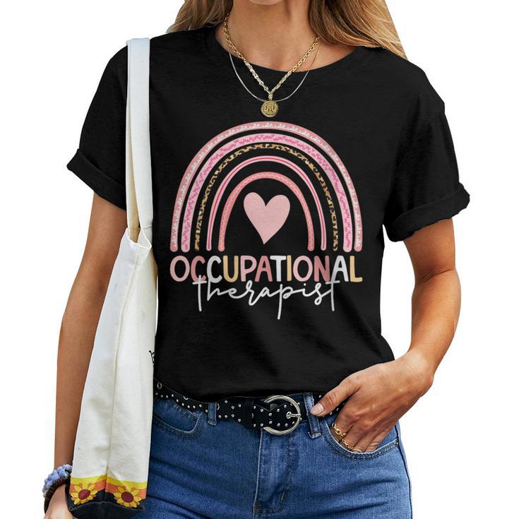 Terapeuta Ocupacional Boho Rainbow Terapeuta Ocupacional Cuello Camiseta de mujer