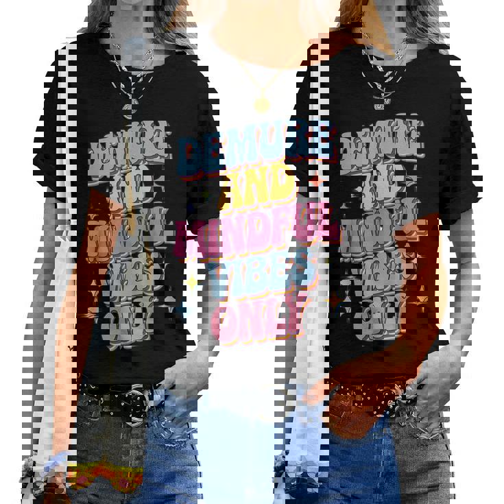 Very Demureery Mindfulibes Only Cute Retro Girls レディースTシャツ