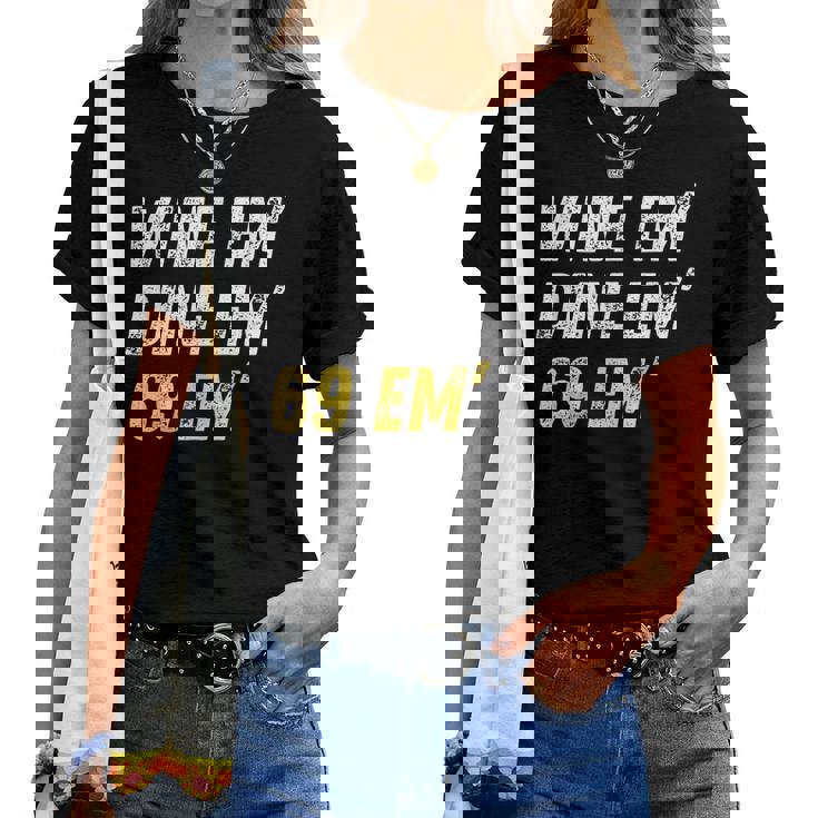 Wine Em Dine Em 69 Em 面白い セックス ジョーク 汚いユーモア レディースTシャツ