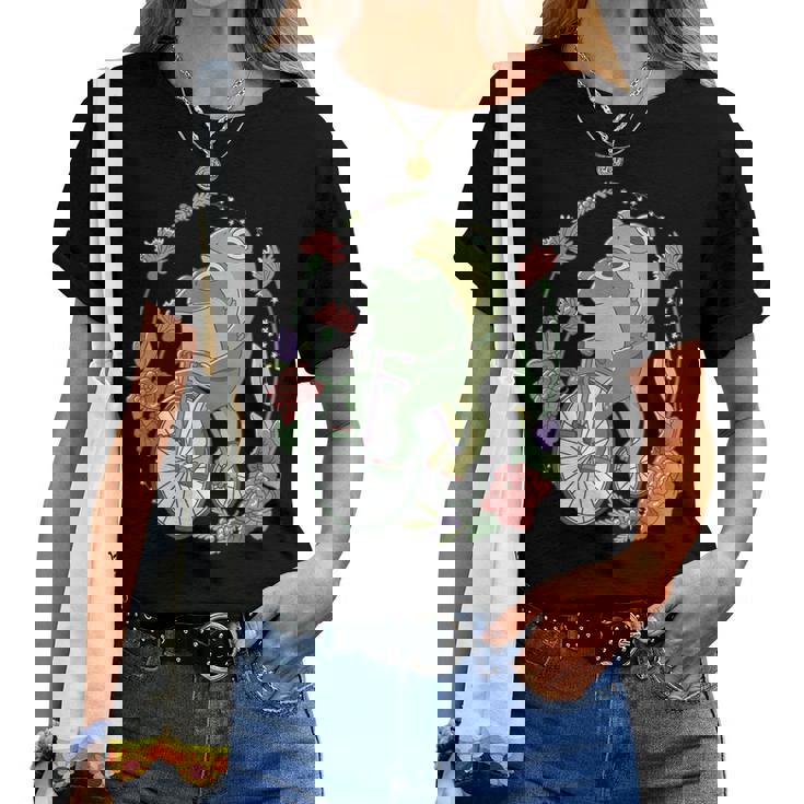 かわいい カエル 自転車 花 カワイイ 美的 気まぐれなロマンチック レディースTシャツ