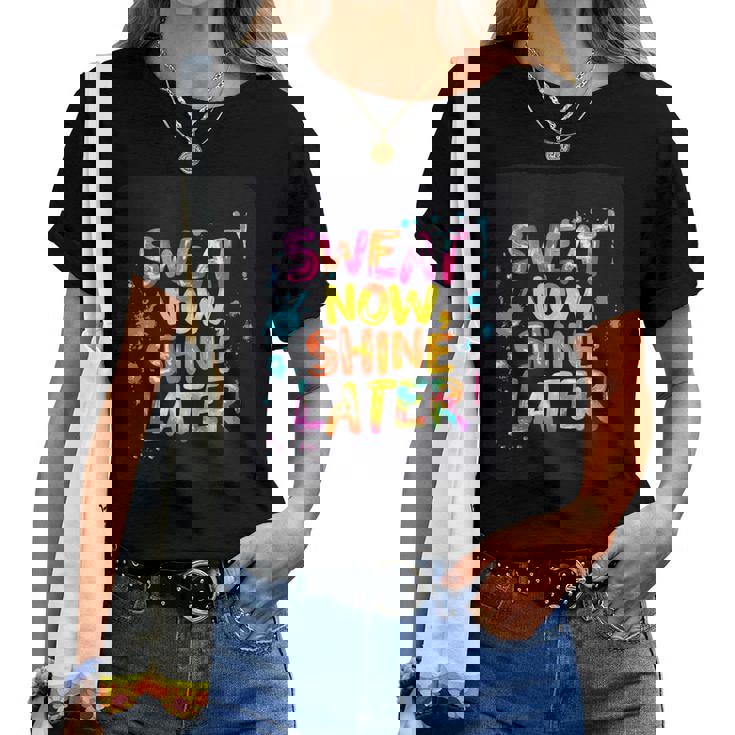 カラフルな汗が今輝き、男の子と女の子のためのステートメント。 レディースTシャツ