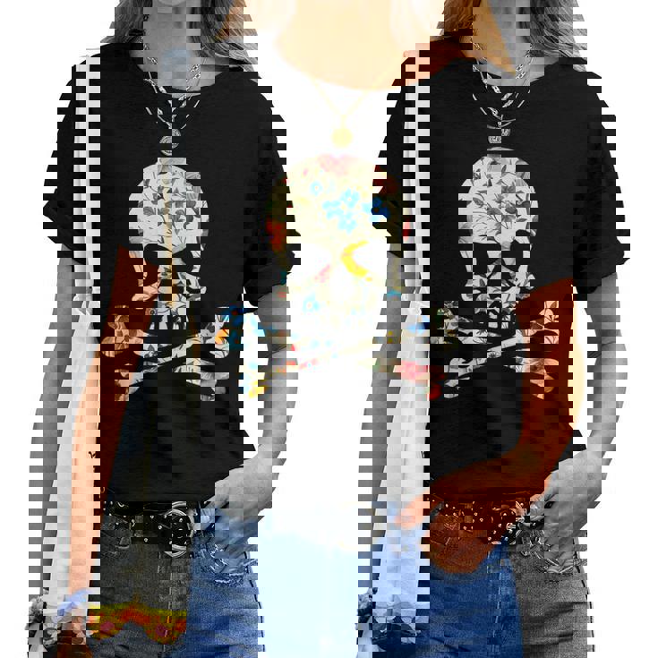ジョリー・ロジャーのシルエット 花柄 スカル&クロスボーン レディースTシャツ