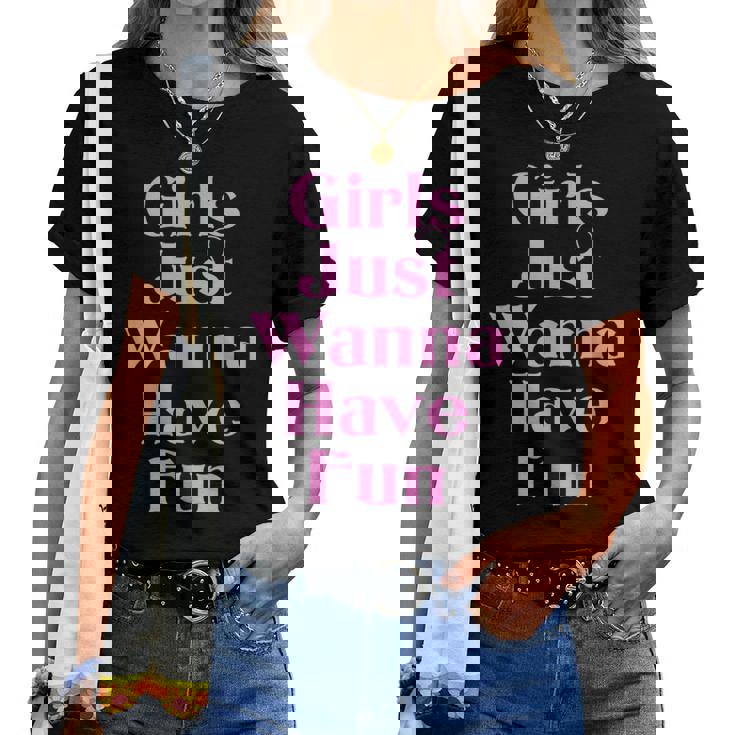女の子はただ楽しみたいだけ レディースTシャツ