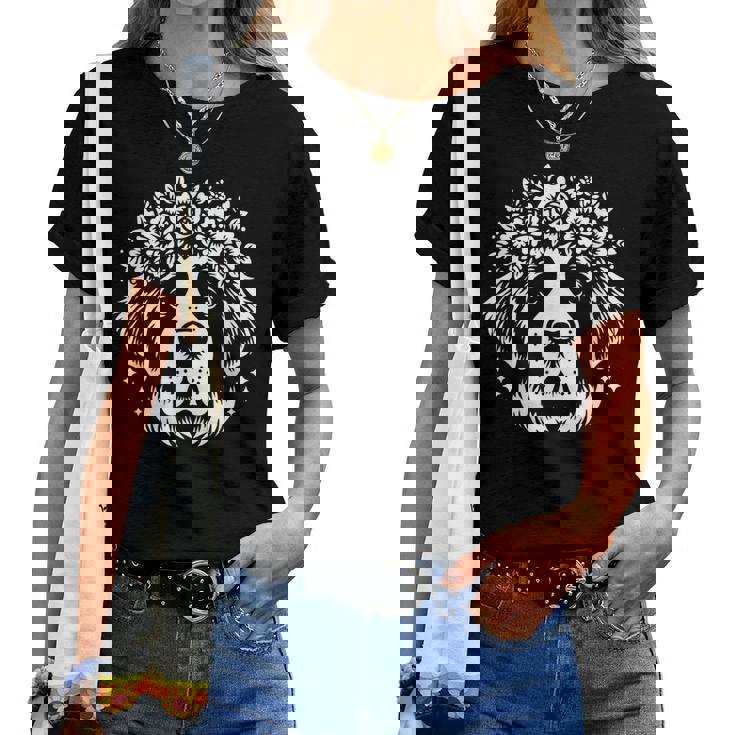 花のセントバーナード犬の花のグラフィック デザイン レディースTシャツ