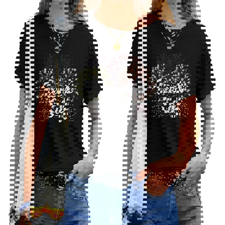 花火スタッフ 爆発の後ろに留まる花火 レディースTシャツ