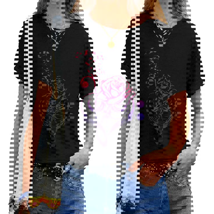 薔薇の花 ピアノ ミュージシャン 音符 ラブミュージ レディースTシャツ