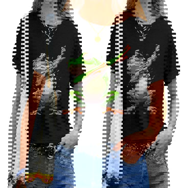 軽くたたくカエルの面白い動物のダンスギフト 男の子と女の子向け レディースTシャツ