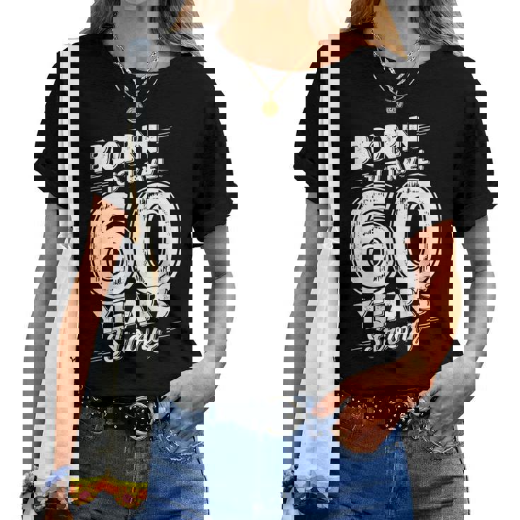 還暦祝い 旅行好き 父 母 男性 女性 60歳 レトロ おしゃれ 文字デザイン Born To Travel レディースTシャツ