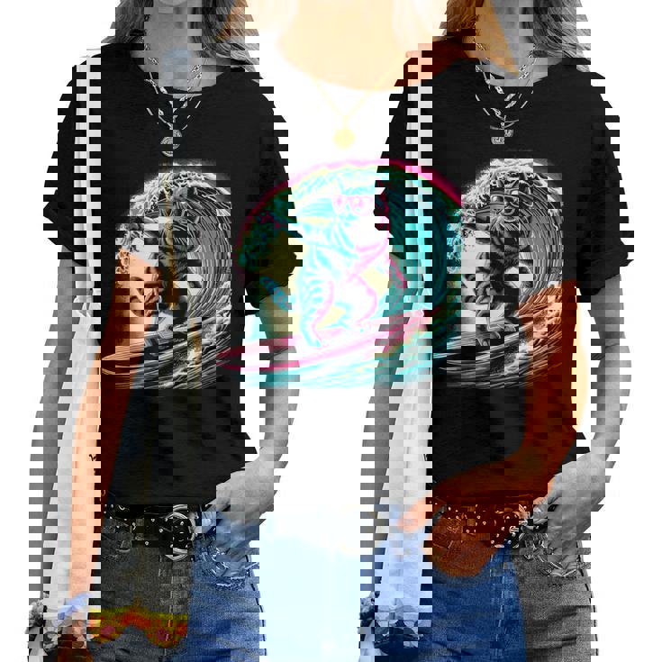 面白い猫 サーフィン ギフト 男性 女性 子供 面白い 猫 サーファー レディースTシャツ