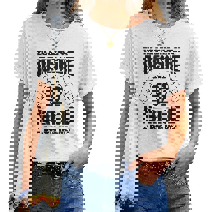 92歳の誕生日 女性 男性 素晴らしい92歳のおばあちゃん レディースTシャツ