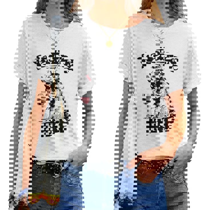 Feeling Feral アライグマ ミーム アルコール 飲酒 恋人 男性 女性 レディースTシャツ