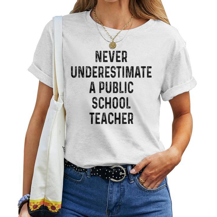 Never Underestimate A Publicchool Teacher Motivational レディースTシャツ
