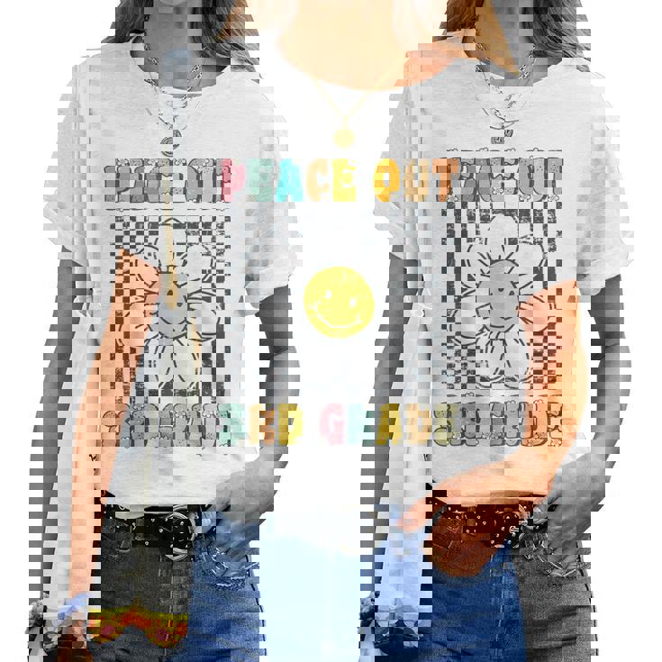 Peace Out Third Grade Retro Groovy Last Day Of 3Rd Grade Women T-shirt