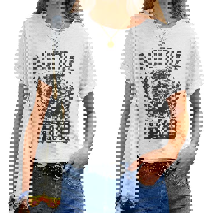 おもしろいアライグマのグラフィック 小さなフェラル 幼児 男の子 女の子 フェラル レディースTシャツ