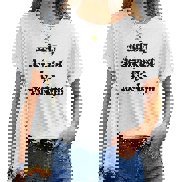 犬に気を取られる-犬のお父さんお母さんウェスティ・プードル・ウェスティプー レディースTシャツ