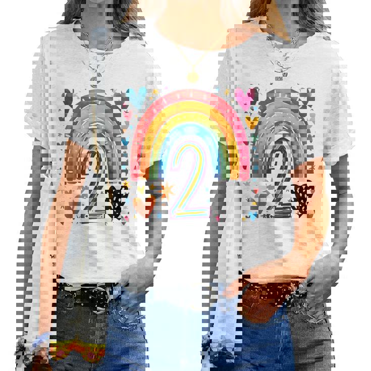 私はもう2歳 女の子のためのかわいいレインボーバースデーデザイン レディースTシャツ
