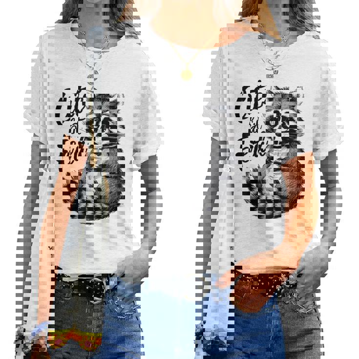 野生の女の子の夏の面白いミームかわいいけど野生のアライグマ休暇 レディースTシャツ