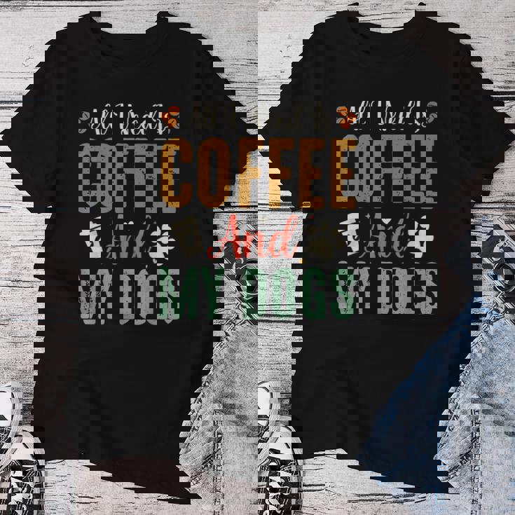 All I Need Is Coffee And My Dogs レディースTシャツ 面白い贈り物
