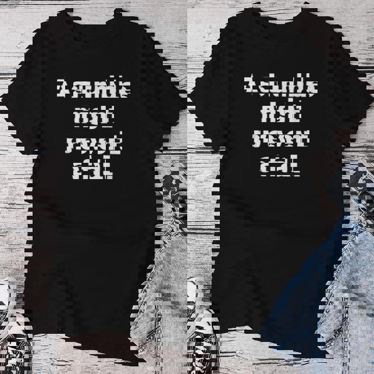 Atumble Might Prevent A Fall 小さな失敗は大きな失敗を防ぐ 英語 文字入り 格言 レディースTシャツ 面白い贈り物