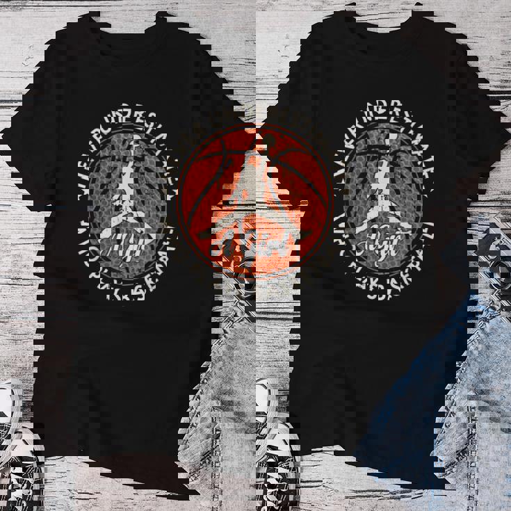 Basketball Never Underestimate A Girl Who Plays Basketball レディースTシャツ 面白い贈り物