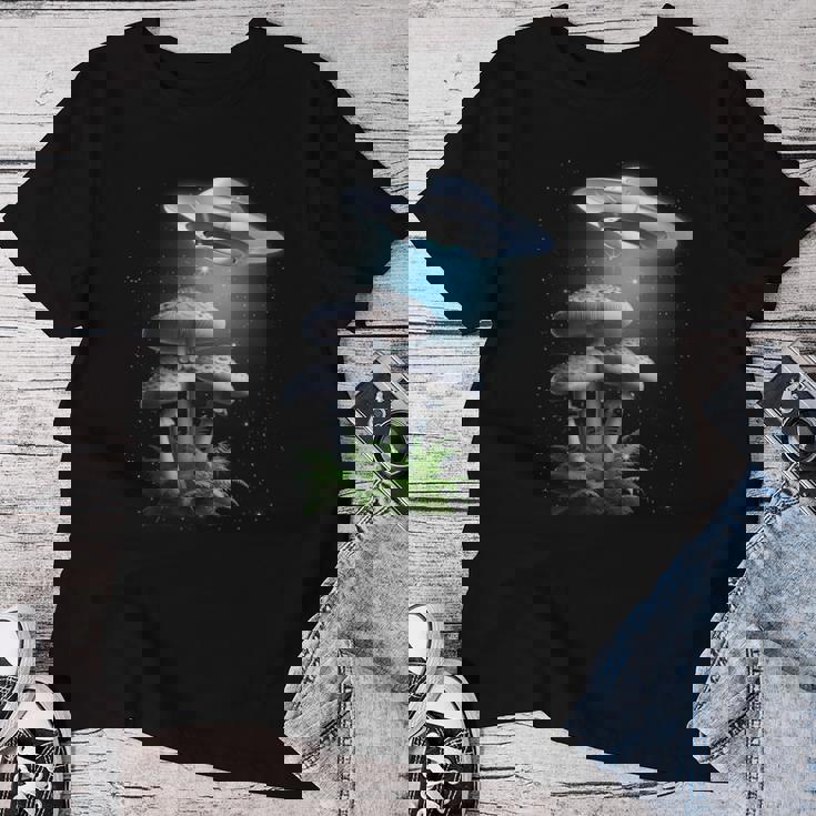 Ufo Hovering Over Weird Mushroomsci-Fi Magichrooms レディースTシャツ 面白い贈り物