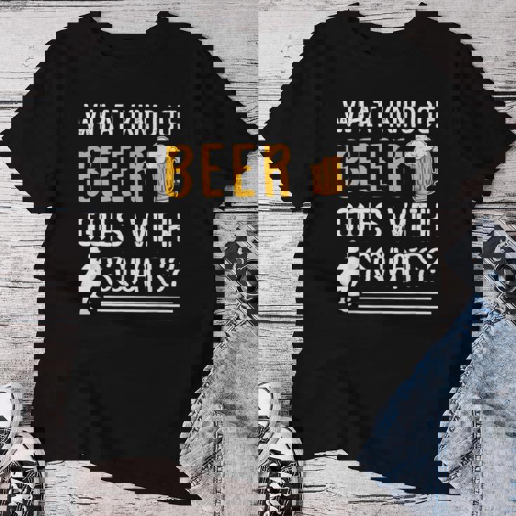 Workout Gym Meme For Beer Loversquats Joke レディースTシャツ 面白い贈り物