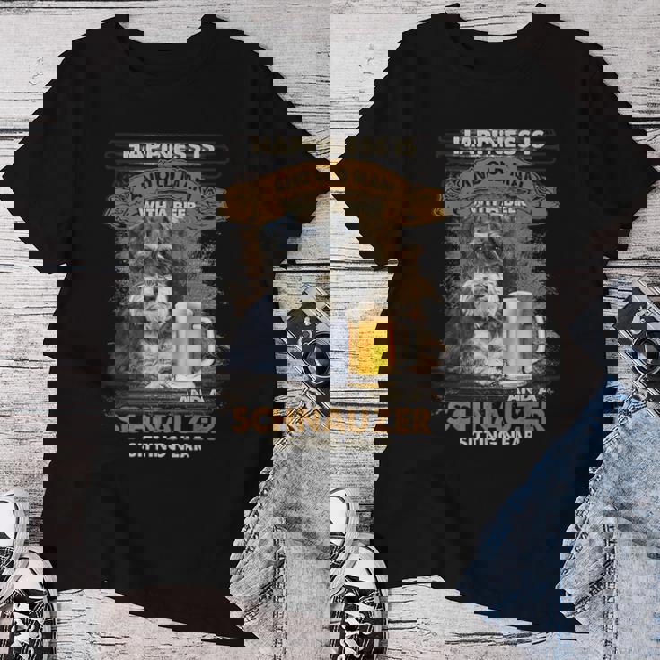 Happiness Is An Old Man With A Beerchnauzeritting Near Near レディースTシャツ 面白い贈り物