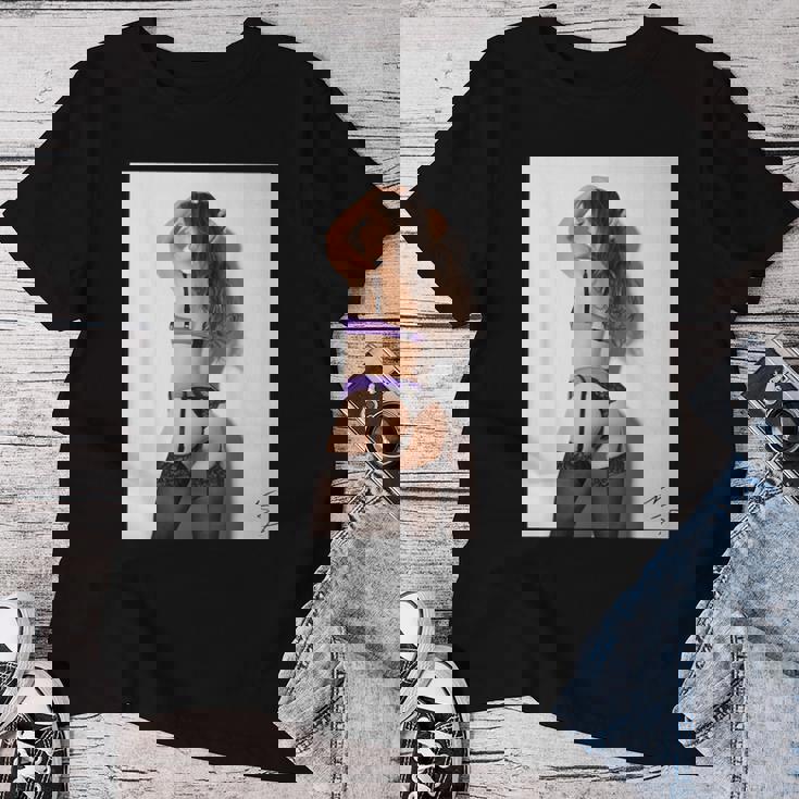 Hot Girl On 男性用 紫のセクシーなモデル レディースTシャツ 面白い贈り物