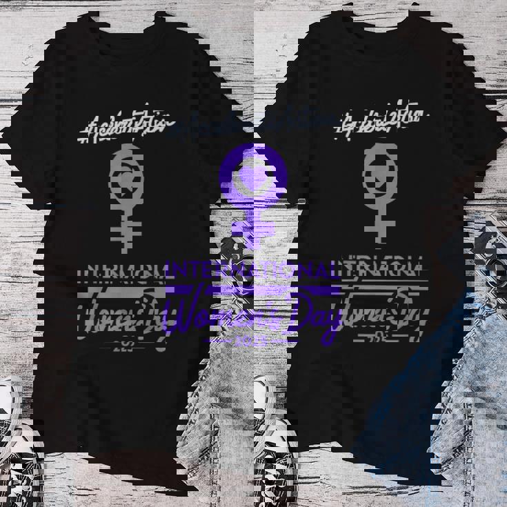 International Women's Day 2025 Accelerate Action Girls レディースTシャツ 面白い贈り物