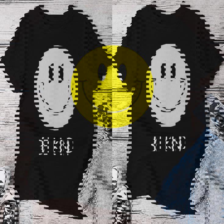 Be Kind かわいい イエロー スマイル フェイス シャツ スマイル フェイス ハピネス レディースTシャツ 面白い贈り物