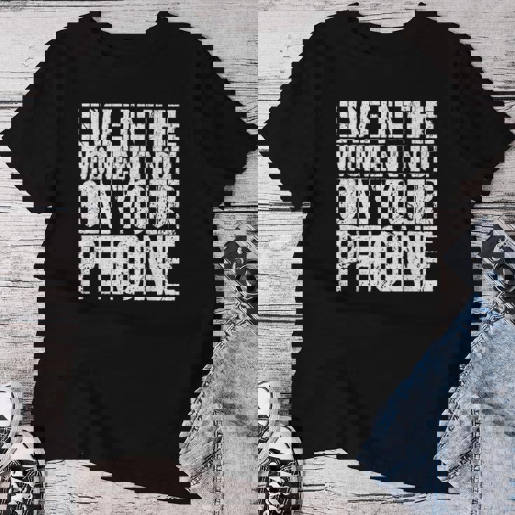 Live In The Moment Not On Your Phone Health Wellness レディースTシャツ 面白い贈り物