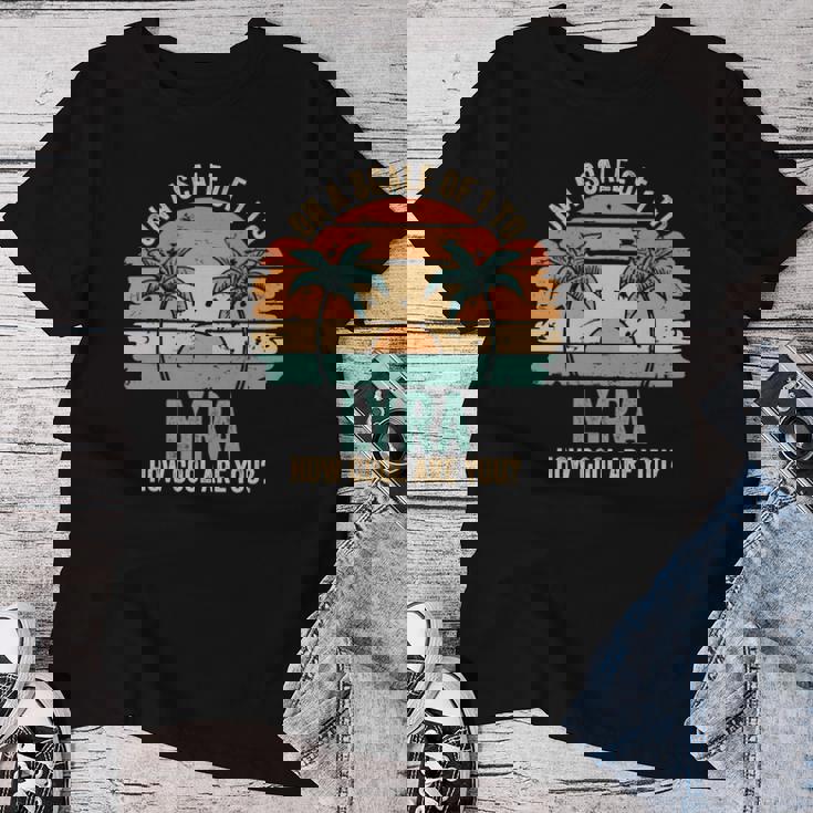 Lyra Cute Retro Girls Groovy Lyra Personalized Name 長袖tシャツ レディースTシャツ 面白い贈り物