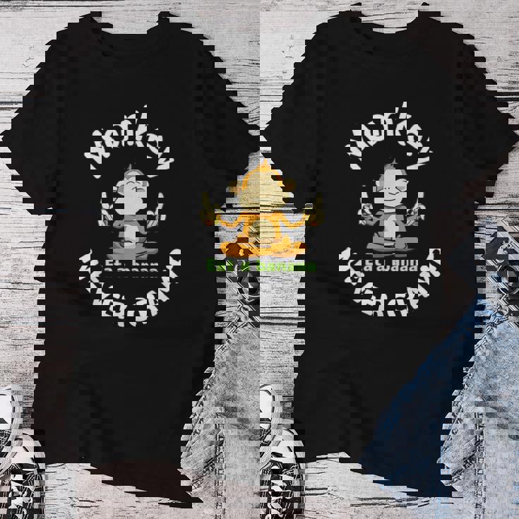 Monkey Never Cramp Eat A Banana レディースTシャツ 面白い贈り物