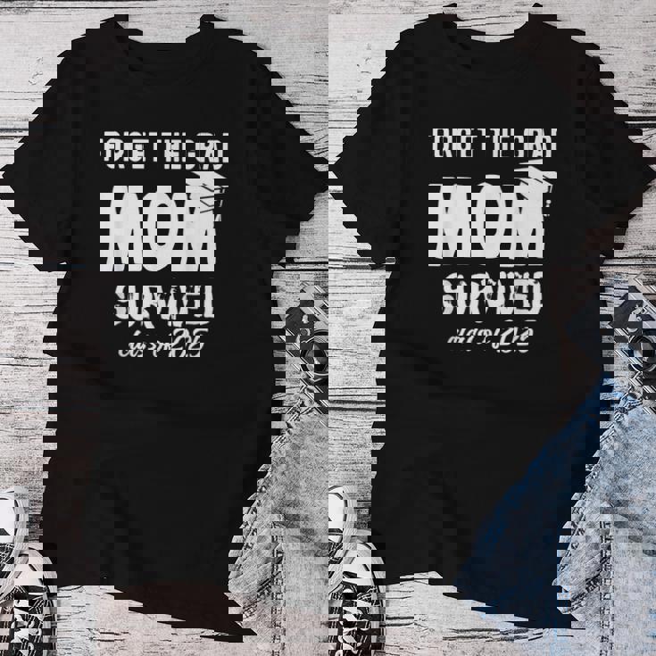 Proud Mom Of A 2025 Graduate 2025 Graduation Women T-shirt Unique Gifts