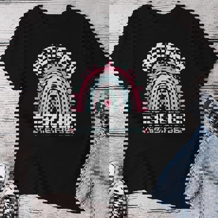 Retired Teacher Class Of 2025 Rainbow Retro Graduation レディースTシャツ 面白い贈り物