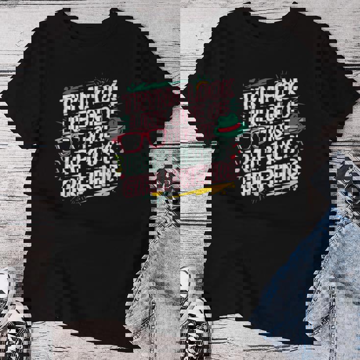 Tryna Look Like One Of Those Rap Guys Girlfriends レディースTシャツ 面白い贈り物