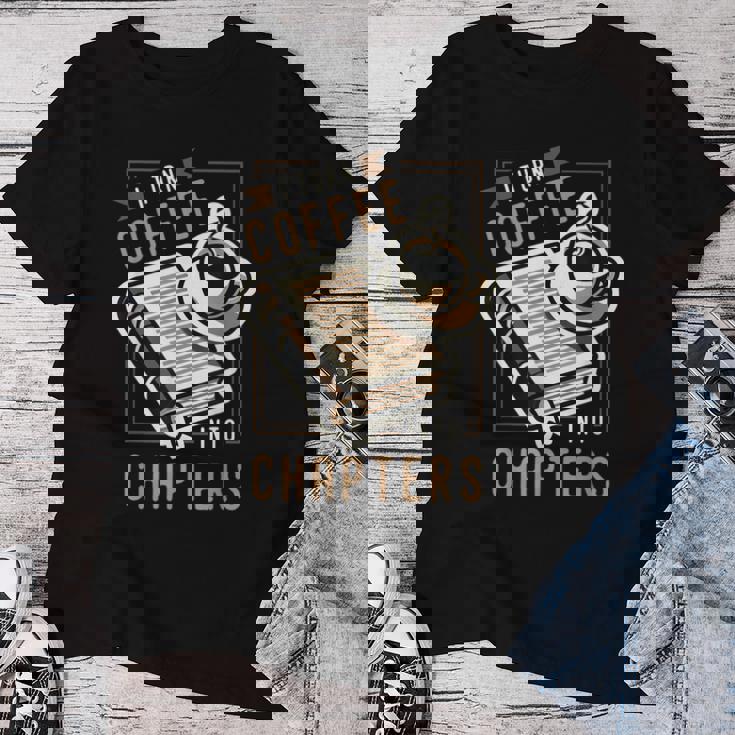 I Turn Coffee Into Chapters 本の虫 読書 レディースTシャツ 面白い贈り物