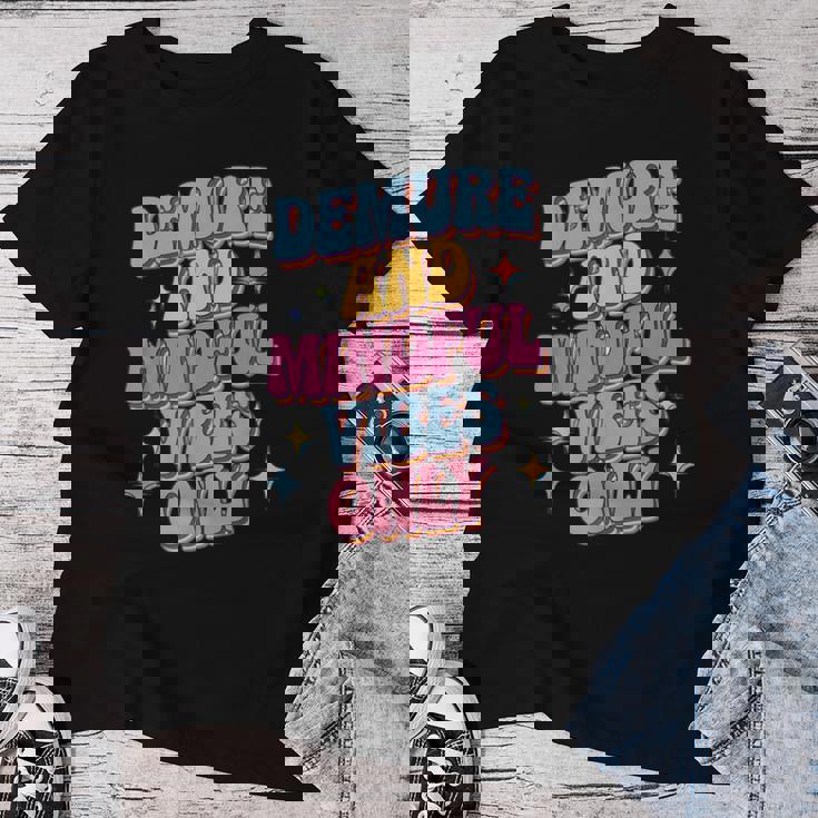 Very Demureery Mindfulibes Only Cute Retro Girls レディースTシャツ 面白い贈り物